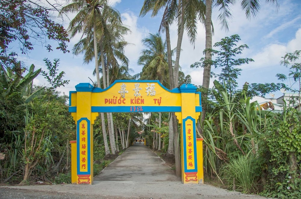 Khu vực cổng chùa Phước Kiển
